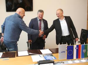 PODPIS POGODBE - prometna ureditev pri OŠ Cerknica 10  FOTO LJUBO VUKELIČ